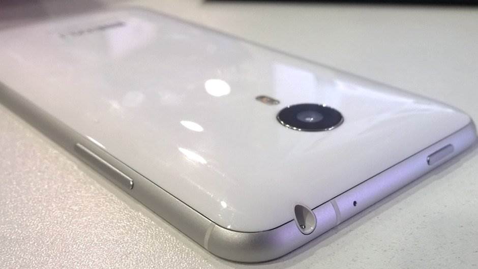 ČUVENI KINESKI PROIZVOĐAČ UKIDA PUNJAČ, SLUŠALICE I MASKU iz prodajnog paketa svih novih telefona!