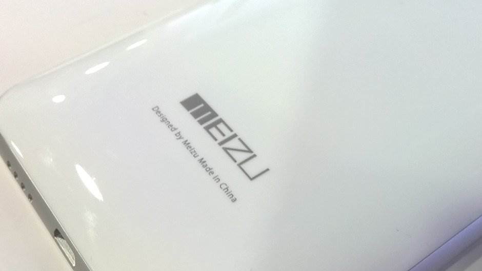 ČUVENI KINESKI PROIZVOĐAČ UKIDA PUNJAČ, SLUŠALICE I MASKU iz prodajnog paketa svih novih telefona!