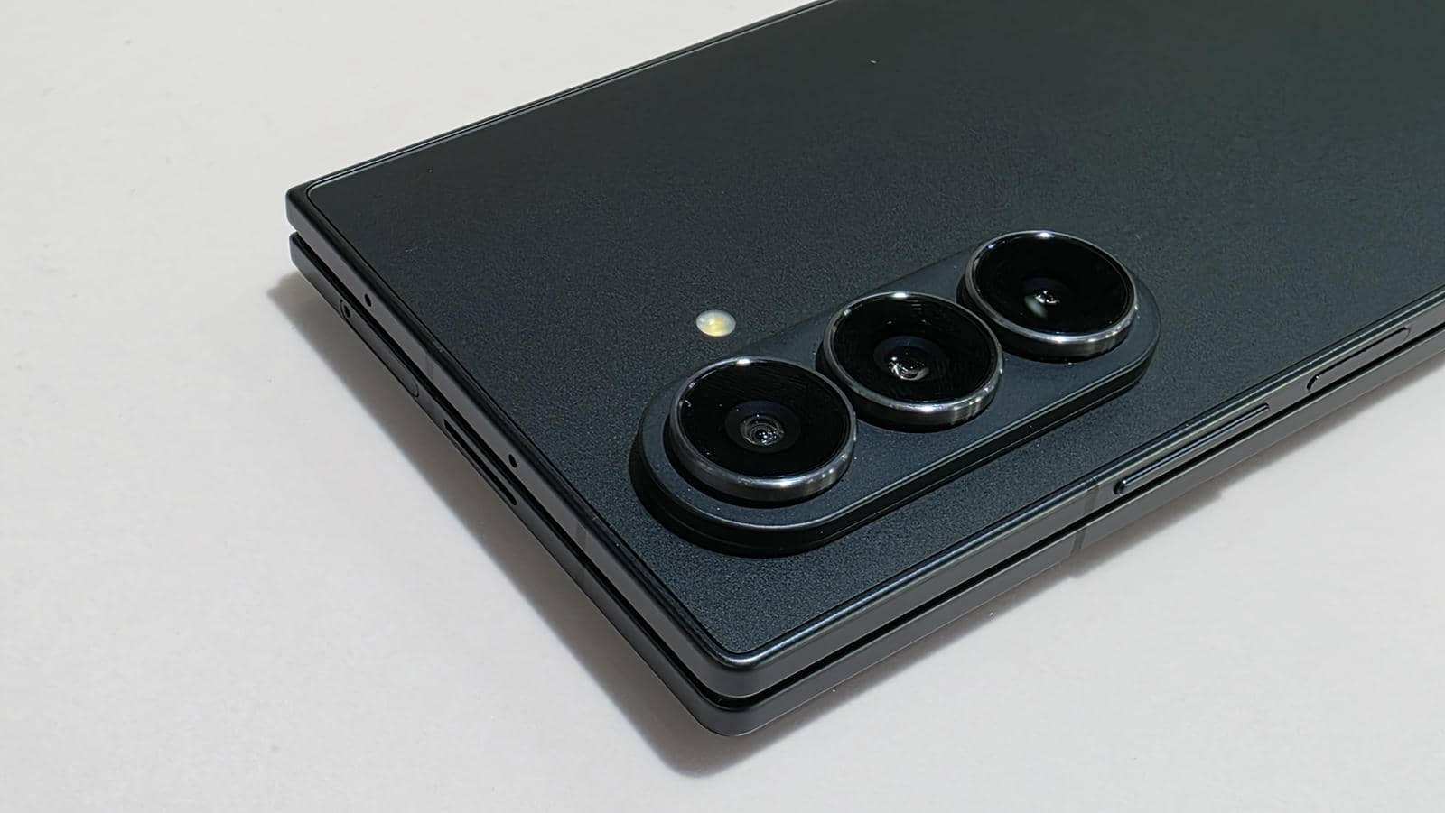 Samsung Galaxy Z Fold7 dizajn uživo 9.jpg