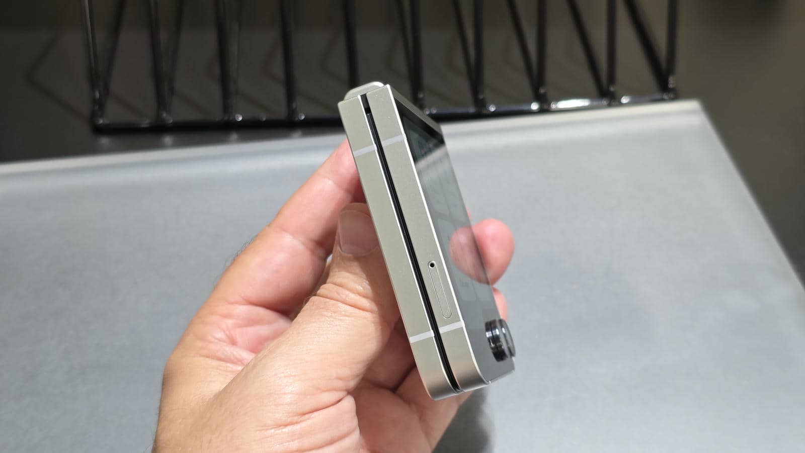 Samsung Galaxy Z Flip7 FE dizajn uživo 2.jpg