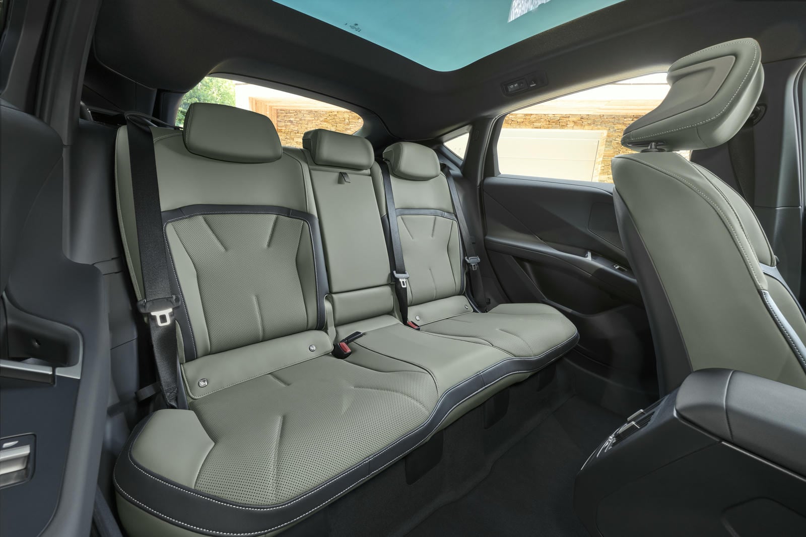 P90655825_highRes_bmw-ix4-50-xdrive-in.jpg