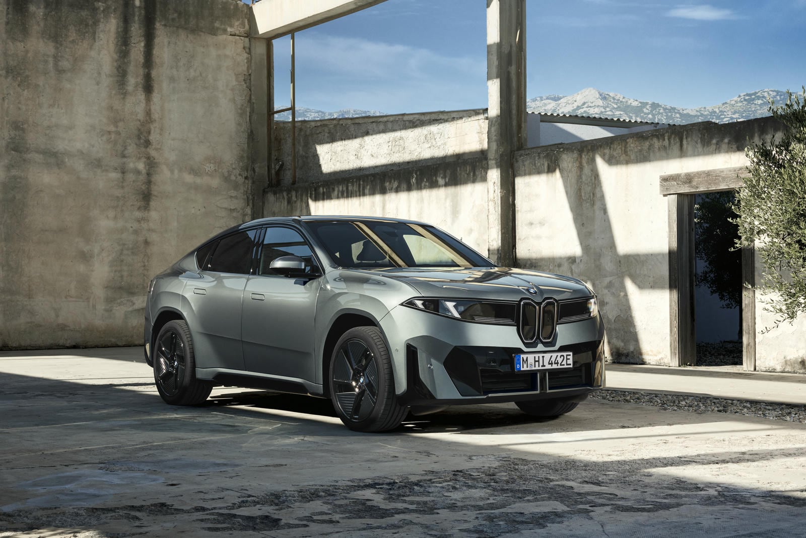 P90655799_highRes_bmw-ix4-50-xdrive-st.jpg