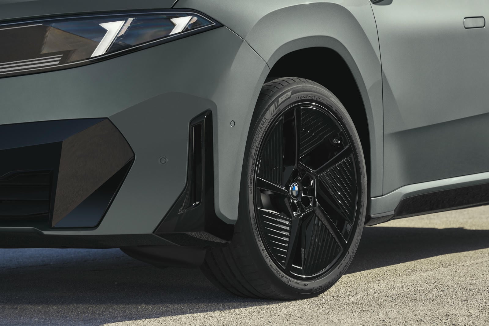 P90655816_highRes_bmw-ix4-50-xdrive-in (1).jpg