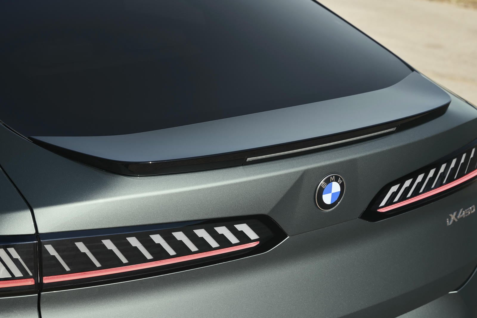 P90655815_highRes_bmw-ix4-50-xdrive-in (1).jpg
