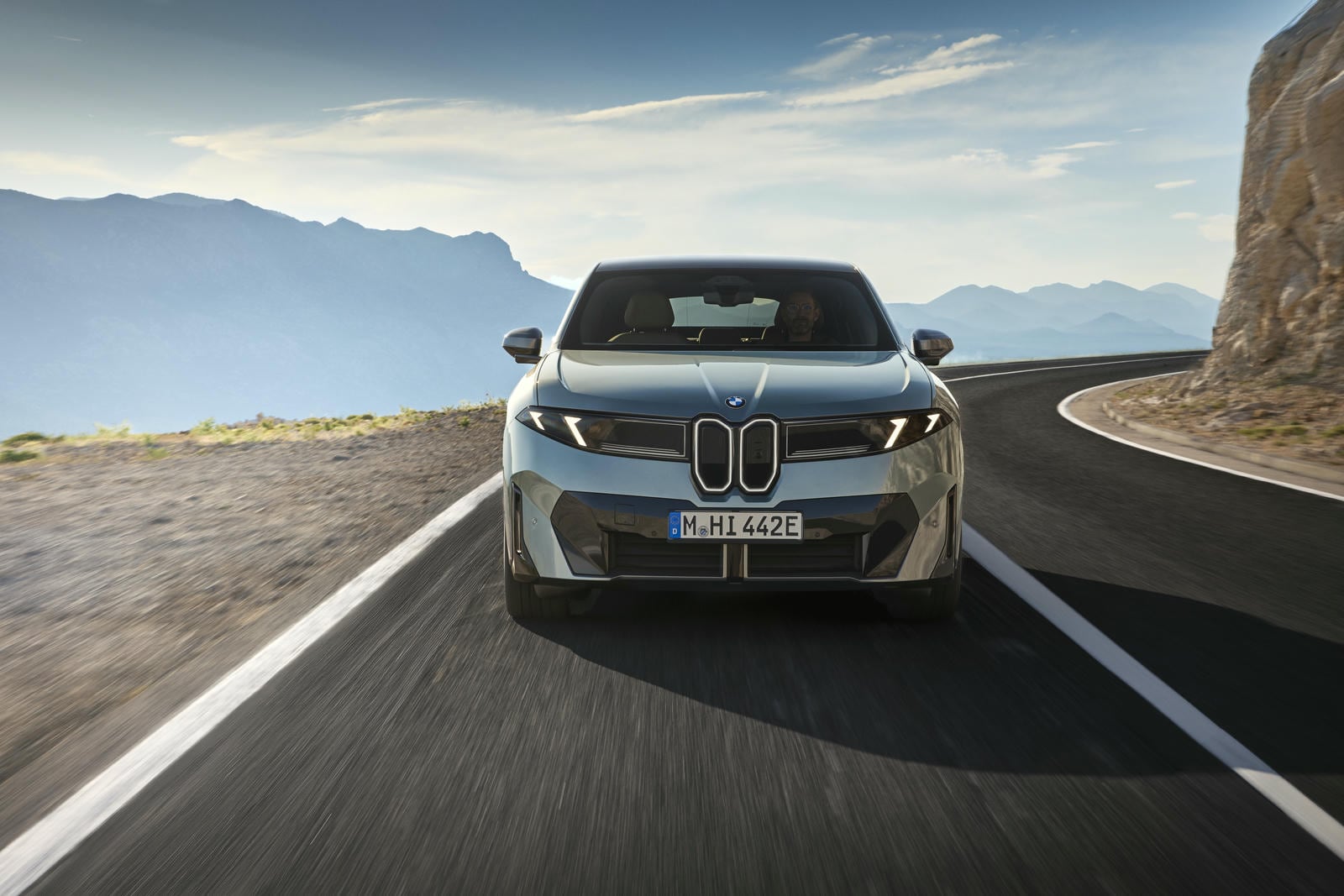 P90655749_highRes_bmw-ix4-50-xdrive-dr.jpg