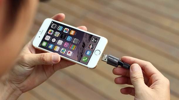 Punjac za telefon sa memorijom od 128 GB PhotoFast MemoriesCable