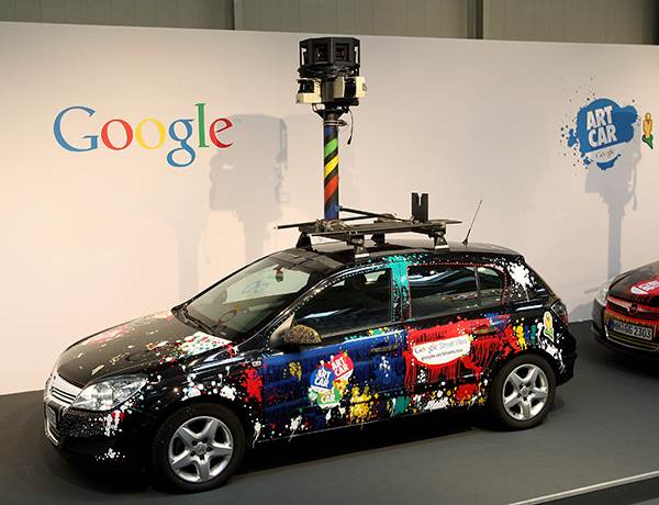 Google Maps slika iste žene na istom mestu 9 godina kasnije