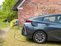 Električni automobil na punjaču