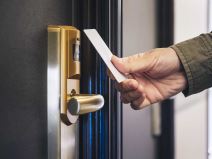 Otključavanje hotelske sobe RFID karticom