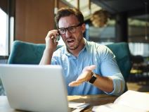 Ljut čovek priča na telefon