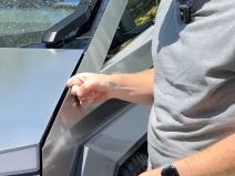 Zatvorio vrata Cybertrucka na prst