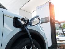 Električni automobil _ punjenje baterija _ punjač _ Foto Shutterstock (1).jpg