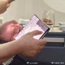 Huawei _ trodelni telefon na preklop _ Foto Weibo Digital Chat Station (2).jpg
