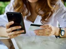 Onlajn kupovina _ žena _ telefon _ kartica _ Foto Shutterstock.jpg