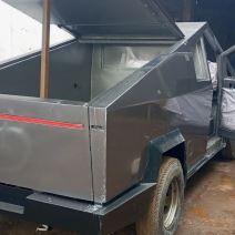 Pakistanski CyberTruck _ Foto Instagram mughalsafeguard (2).jpg