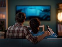 Gledanje televizije _ dvoje _ par _ televizor _ bindžovanje _ Foto Shutterstock.jpg