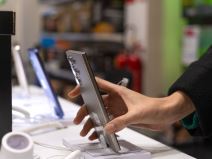 Telefon _ prodavnica _ prodaja telefona _ Foto Shutterstock.jpg