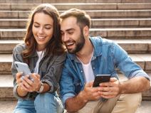 Par _ dvoje _ devojka momak _ pametni telefoni _ Foto Shutterstock.jpg