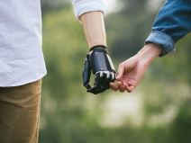 Robot _ čovek _ Foto Shutterstock.jpg