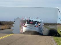 Tesla udara u zid sa slikom puta