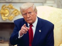 Donald Tramp pokazuje prstom u kameru