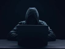 Haker na laptopu