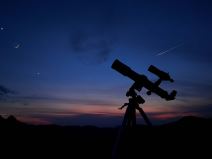 Teleskop usmeren ka nebu