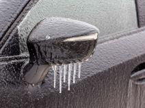 Ledena kiša na automobilu