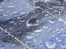 Kapi kiše na solarnom panelu