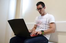 Laptop u krilu je li opasan, Da li smem da držim laptop na krilu, Laptop krilo