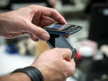 motorola razr 5g test cena 1380 evra 179990 rsd kako radi savitljivi telefon preklop android smartfo