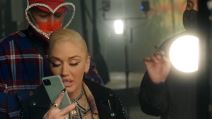 google pixel 5 gwen stefani telefonira naopako kako drži telefon spot muzika