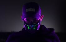 pametne maske koje svetle, imaju zvučnike i bežično punjenje potreba ili zarada