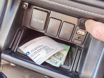 auto punjač punjenje telefona u automobilu prednosti mane pravilno punjenje mobilnog kola