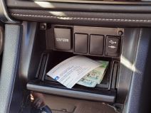 auto punjač punjenje telefona u automobilu prednosti mane pravilno punjenje mobilnog kola