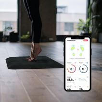 Na vrhovima prstiju na prostirki