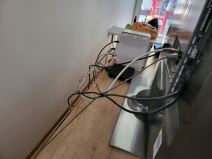 Kablovi povezani na TV, ruter i set top box