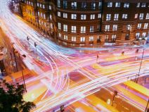 Tragovi svetla na raskrsnici u gradu