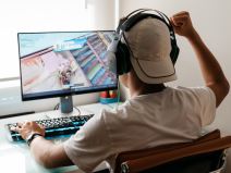 Igrač za računarom se raduje jer je pobedio