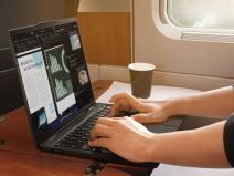 Lenovo Thinkpad X13s laptop u vozu