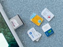 SIM kartice pored telefona