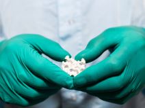 Bioštampana veštačka kost u rukama