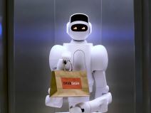 Aeo robot na točkovima pomaže u staračkim domovima