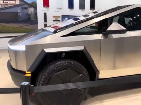 Cybertruck izložen u Tesla salonu