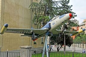 2 Soko J-21 Jastreb u dvorištu Vazduhoplovne akademije u Beogradu _ Foto Wikimedia Dennis Jarvis.jpg