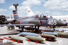 2 Soko G-4 Super Galeb na aeromitingu u Parizu 1991. godine _ Foto Wikimedia Public domain.jpg