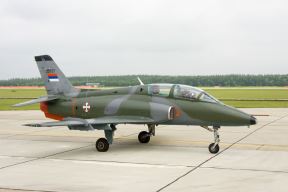 4 Soko G-4 Super Galeb RV i PVO Vojske Srbije na aeromitingu u Kečkemetu 2010. godine _ Foto Wikimedia Rob Schleiffert.jpg