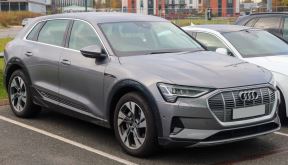 Audi Q8 e-Tron Sport 50 Quattro _ Foto Wikimedia Vauxford.jpg