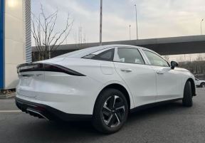 Geely Galaxy L6 EM-i PHEV _ Foto PrintScreen CarNewsChina (2).jpg