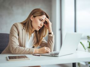Posao _ problem na poslu _ žena _ laptop _ Foto Shutterstock.jpg
